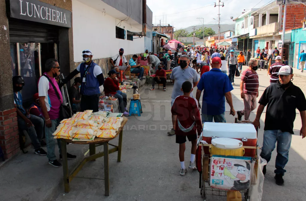 Comerciantes informales optan por nuevas estrategias para subir ventas