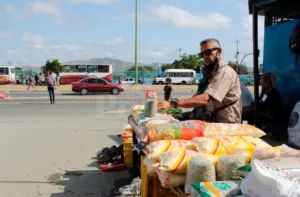 Comerciantes informales optan por nuevas estrategias para subir ventas