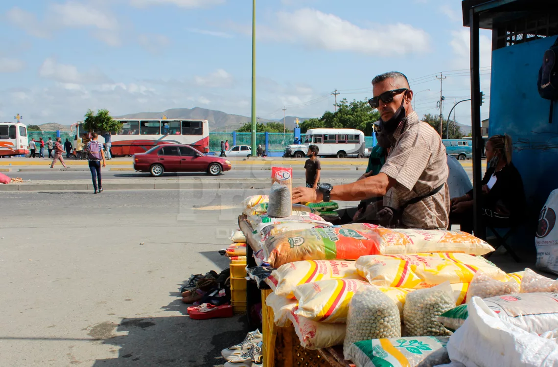 Comerciantes informales optan por nuevas estrategias para subir ventas