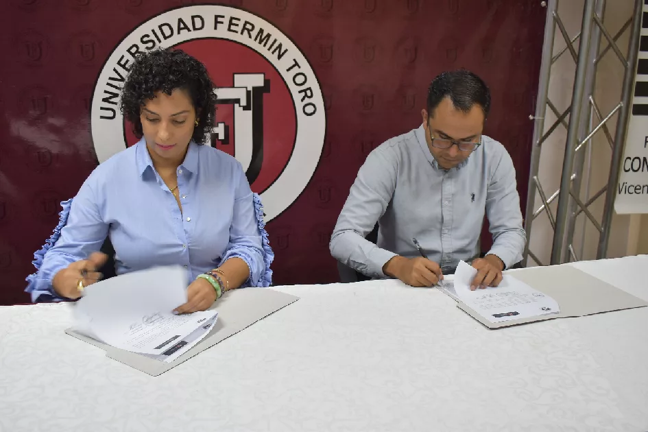 Doctora Vanessa Quero firma alianza de la Universidad Fermín Toro y el Conservatorio de Música Vicente Emilio Sojo.