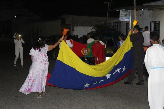 Devotos veneran a la Virgen de Fátima.