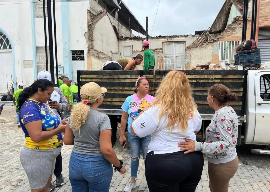 Una vivienda se derrumbó tras las fuertes lluvias caídas la tarde noche de este miércoles 14 de abril, en el Pasaje Tropical, entre calle Miranda y Páez, en pleno centro de la capital aragüeña. Lo que activo un operativo de rescate de Equipos de Protección Civil, Bomberos, Policía de Girardot y cuadrillas de limpieza de la alcaldía, para asistir a los afectados.