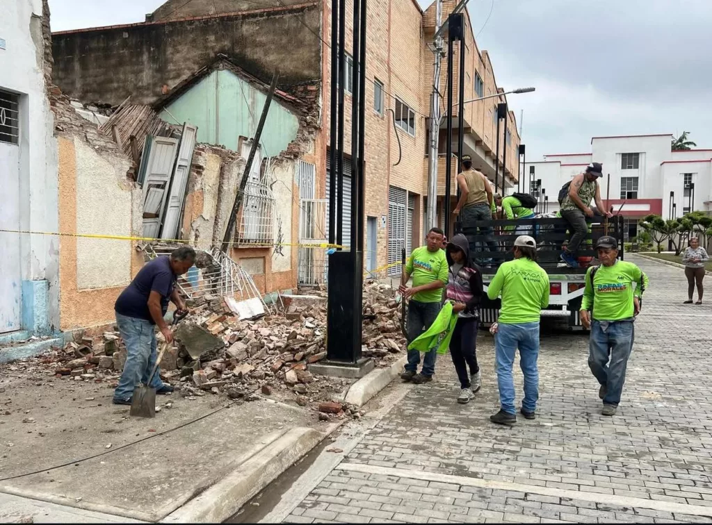 Una vivienda se derrumbó tras las fuertes lluvias caídas la tarde noche de este miércoles 14 de abril, en el Pasaje Tropical, entre calle Miranda y Páez, en pleno centro de la capital aragüeña. Lo que activo un operativo de rescate de Equipos de Protección Civil, Bomberos, Policía de Girardot y cuadrillas de limpieza de la alcaldía, para asistir a los afectados.