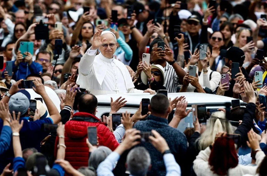 Este miércoles 21 de mayo, el papa León ha celebrado su primera Audiencia General en la Plaza de San Pedro frente a miles de creyentes. Llegó en el papa móvil saludando a las personas e interactuando con algunos de ellos, quienes lo recibieron entre aplausos hasta que llegó a su lugar.