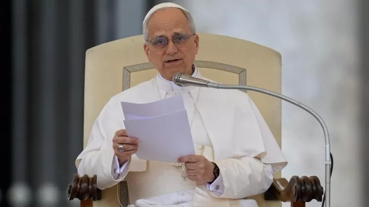 Este miércoles 21 de mayo, el papa León ha celebrado su primera Audiencia General en la Plaza de San Pedro frente a miles de creyentes. Llegó en el papa móvil saludando a las personas e interactuando con algunos de ellos, quienes lo recibieron entre aplausos hasta que llegó a su lugar.