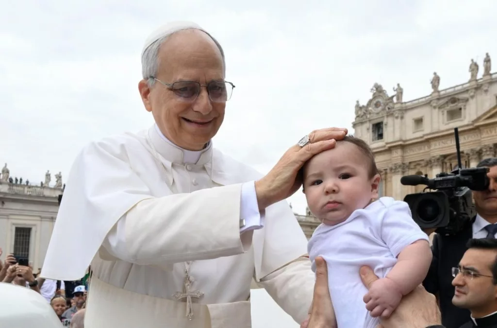Este miércoles 21 de mayo, el papa León XIV ha celebrado su primera Audiencia General en la Plaza de San Pedro frente a miles de creyentes. Llegó en el papa móvil saludando a las personas e interactuando con algunos de ellos, quienes lo recibieron entre aplausos hasta que llegó a su lugar.