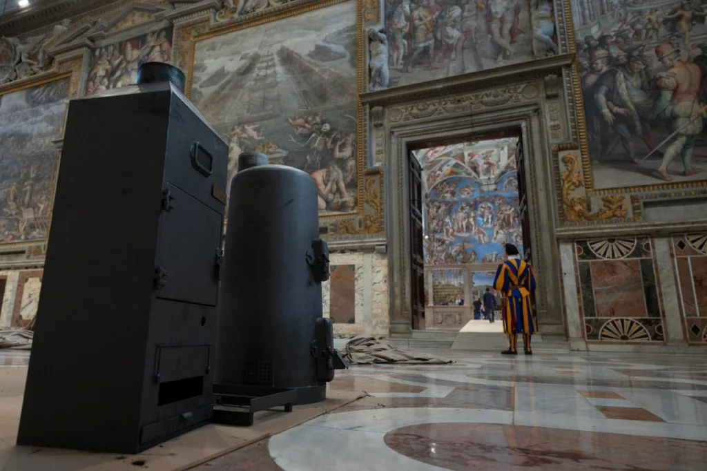 El Vaticano avanza con los preparativos para acoger el cónclave que tendrá lugar el próximo miércoles. Los operarios continúan preparando las instalaciones del interior de la Capilla Sixtina, montando las mesas y las estufas donde los cardenales quemaran sus votos con los que elegirán al sucesor del Papa Francisco