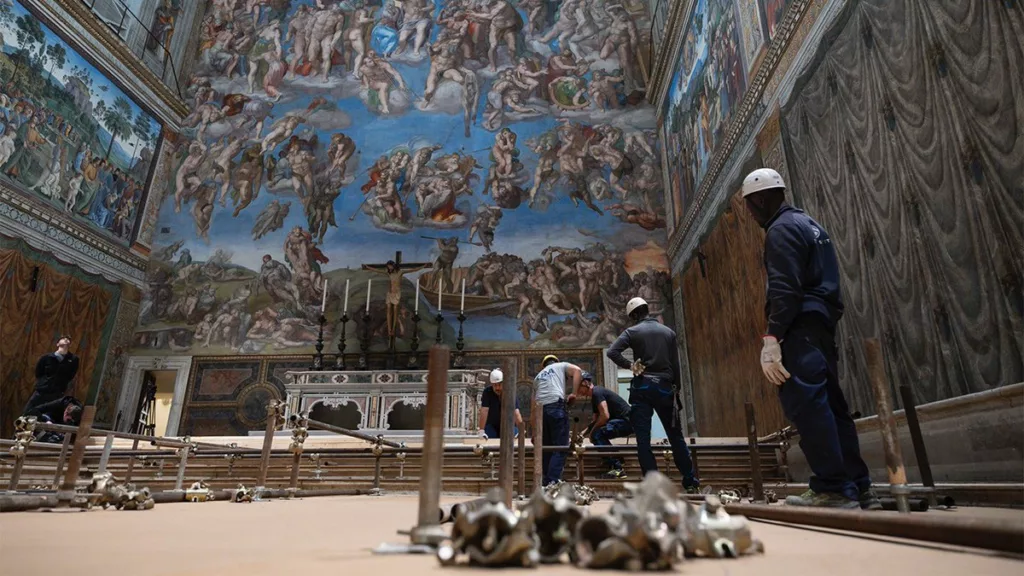 El Vaticano avanza con los preparativos para acoger el cónclave que tendrá lugar el próximo miércoles. Los operarios continúan preparando las instalaciones del interior de la Capilla Sixtina, montando las mesas y las estufas donde los cardenales quemaran sus votos con los que elegirán al sucesor del Papa Francisco
