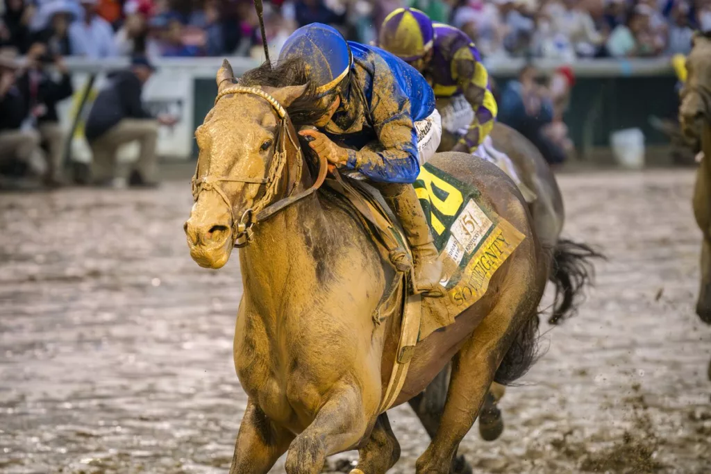 El jinete venezolano Junior Alvarado estampó su nombre en la historia del hipismo este domingo, 3 de mayo de 2025, al conseguir una victoria épica en el Kentucky Derby. Montando al ejemplar Sovereignty, Alvarado conquistó la edición 151 de la carrera de caballos más antigua y prestigiosa de los Estados Unidos, celebrada en el icónico Churchill Downs