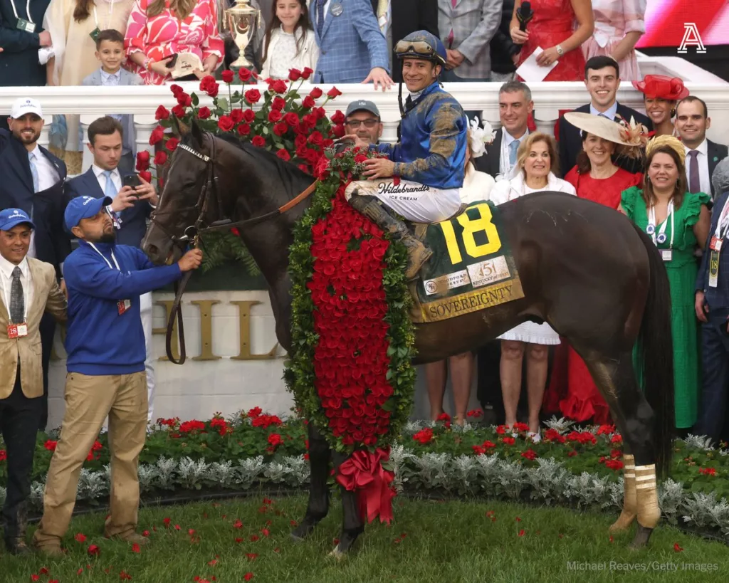El jinete venezolano Junior Alvarado estampó su nombre en la historia del hipismo este domingo, 3 de mayo de 2025, al conseguir una victoria épica en el Kentucky Derby. Montando al ejemplar Sovereignty, Alvarado conquistó la edición 151 de la carrera de caballos más antigua y prestigiosa de los Estados Unidos, celebrada en el icónico Churchill Downs