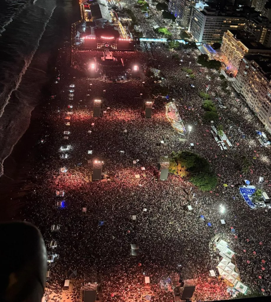 La superestrella global Lady Gaga ofreció anoche un concierto inolvidable y masivo en la icónica playa de Copacabana, Río de Janeiro, dejando una huella imborrable en sus fans brasileños y marcando un hito en su aclamada carrera. El evento atrajo a una multitud estimada en más de dos millones de personas, consolidándose como uno de los conciertos más grandes jamás realizados en Brasil y demostrando el fervor inigualable de sus seguidores, conocidos cariñosamente como "Little Monsters".