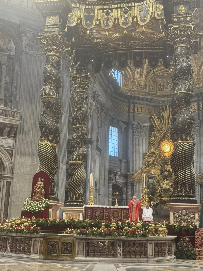Este miércoles 07 de mayo, ha comenzado el trascendental cónclave, donde 133 cardenales con derecho a voto se han reunido para la elección del nuevo Papa. El proceso se inició con una solemne misa Pro Eligendo Pontifice en la basílica de San Pedro del Vaticano, marcando el inicio formal de la búsqueda del sucesor del Papa Francisco.