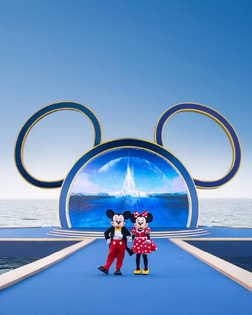 La compañía Walt Disney ha sorprendido al mundo del entretenimiento con el anuncio oficial de la construcción de un nuevo parque temático en la prestigiosa Isla Yas de Abu Dhabi. Este ambicioso proyecto, que promete convertirse en un destino turístico de primer nivel, se suma a las ya impresionantes atracciones que ofrece la isla, consolidándola como un epicentro global del ocio y la diversión.