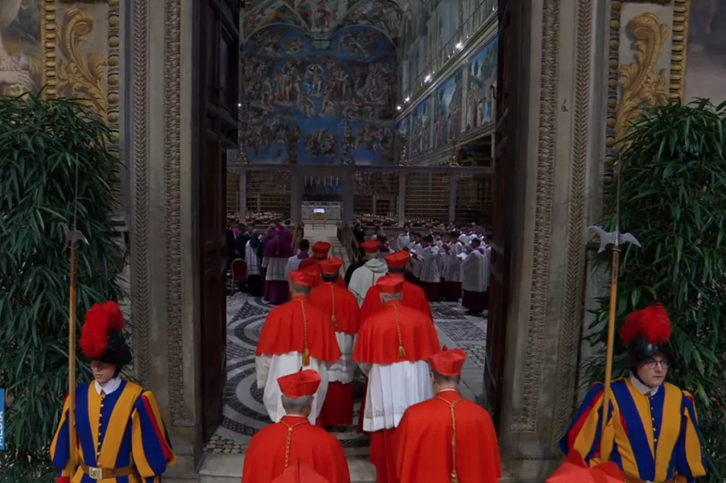 A las 16:30 hora de roma, los cardenales entraron solemnemente en la Capilla Sixtina, entonando la meditativa Letanía de los Santos y el himno latino Veni Creator, implorando a los santos y al Espíritu Santo que les ayuden a elegir un Papa en votaciòn, seguido de oraciones, procedido luego del juramento colectivo y posterior el juramento individual