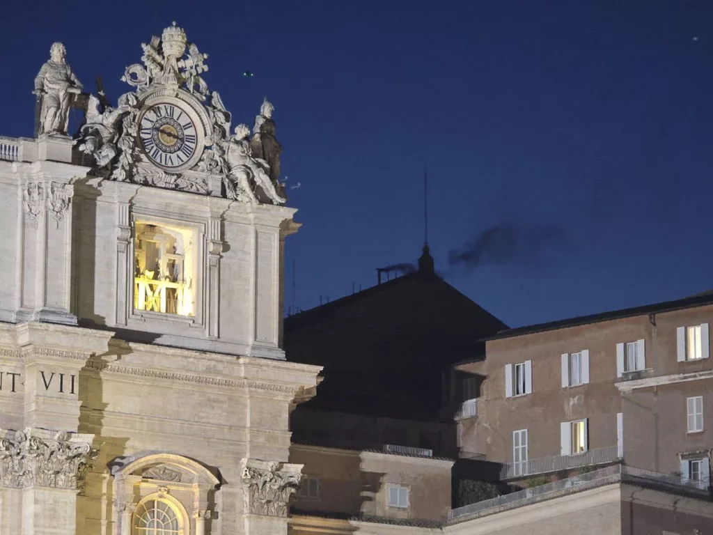 Tras más de tres horas de votación, finalmente se conoció la primera fumata negra, lo que indica que no hubo acuerdo entre los purpurados en lo que respecta al próximo Papa. Más de 30 mil personas a las afueras de la Basílica de San pedro pudieron apreciar el resultado.