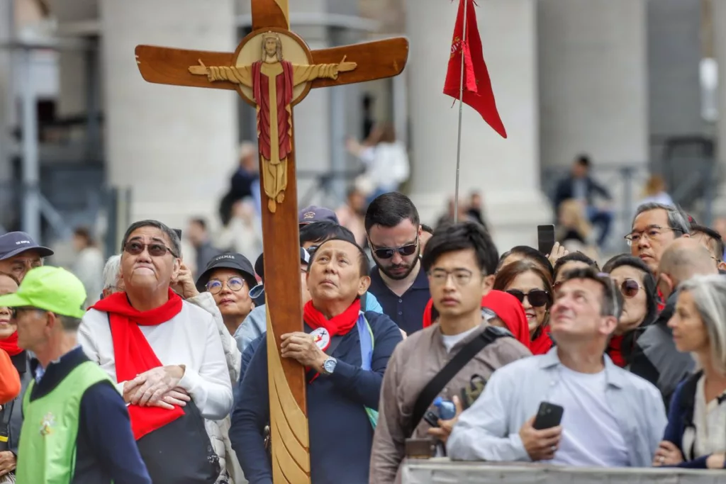 El cónclave para la elección del sucesor del Papa Francisco continúa este jueves, marcando el segundo día de deliberaciones en la Capilla Sixtina. Tras una primera jornada sin resultados concluyentes, las expectativas se mantenían altas, pero las dos primeras votaciones del día concluyeron con fumata negra, indicando que los 133 cardenales electores aún no han alcanzado el consenso necesario para elegir al nuevo pontífice.