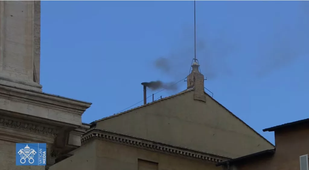 El cónclave para la elección del sucesor del Papa Francisco continúa este jueves, marcando el segundo día de deliberaciones en la Capilla Sixtina. Tras una primera jornada sin resultados concluyentes, las expectativas se mantenían altas, pero las dos primeras votaciones del día concluyeron con fumata negra, indicando que los 133 cardenales electores aún no han alcanzado el consenso necesario para elegir al nuevo pontífice.