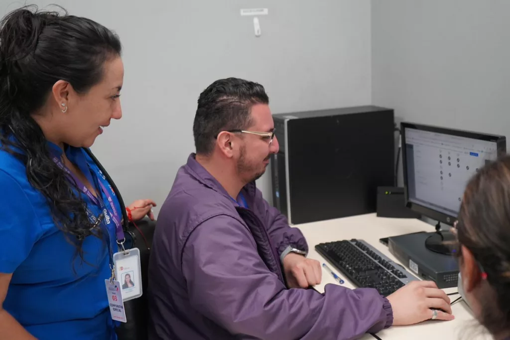 Desde este lunes 12 de mayo de 2025, las autoridades de migración del Aeropuerto Internacional Mariscal Sucre de Quito han implementado un nuevo requisito para el ingreso al país, exigiendo la presentación obligatoria del certificado internacional de vacunación contra la fiebre amarilla para pasajeros provenientes de Colombia, Perú, Bolivia y Brasil.