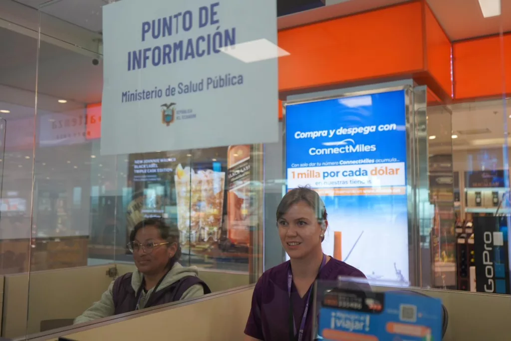 Desde este lunes 12 de mayo de 2025, las autoridades de migración del Aeropuerto Internacional Mariscal Sucre de Quito han implementado un nuevo requisito para el ingreso al país, exigiendo la presentación obligatoria del certificado internacional de vacunación contra la fiebre amarilla para pasajeros provenientes de Colombia, Perú, Bolivia y Brasil.