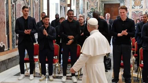 Tras la victoria del equipo Napoli en la serie A, siendo la cuarta en su historia, este martes 27 de mayo, el plantel del Napoli junto a su presidente Aurelio De Laurentiis a la cabeza acudió e a ver al pontífice en una audiencia privada, donde le hizo entrega de una camiseta del club con el número 10, siempre ligado a Diego Armando Maradona, y el nombre de León XIV, firmada por todos los jugadores.