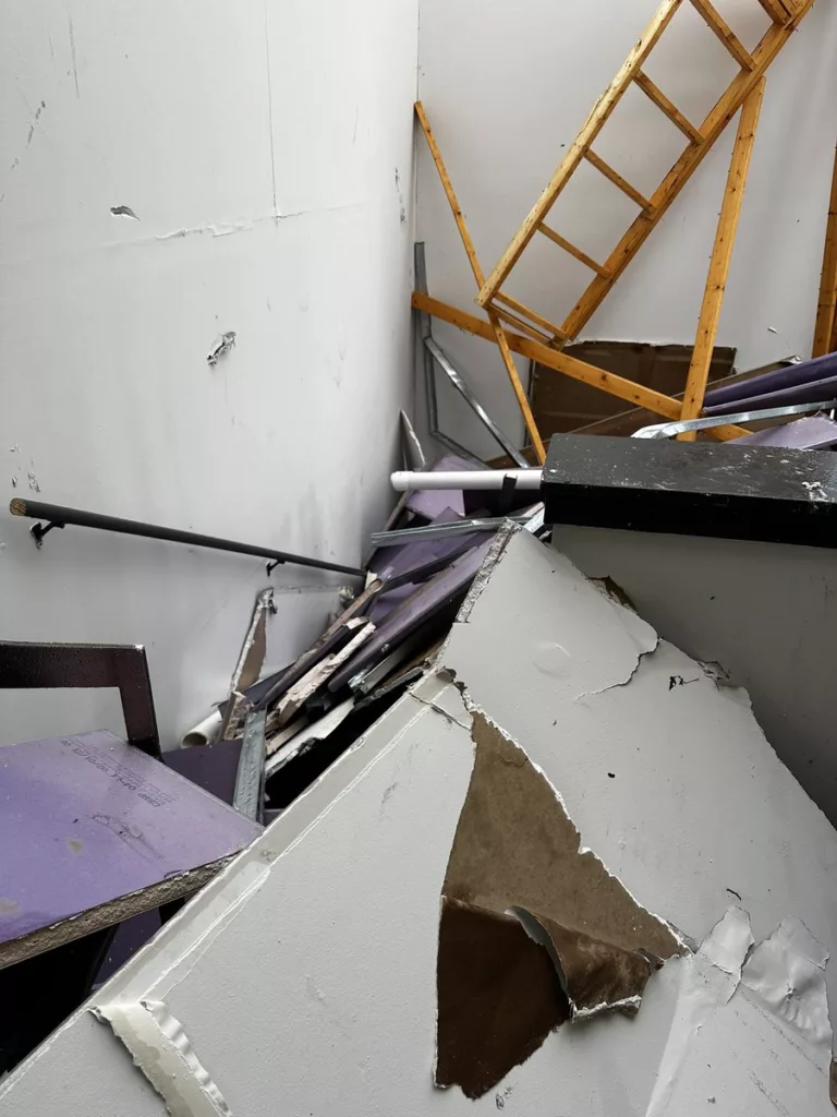 Una tormenta severa desencadenó un tornado devastador en la tarde de este viernes 17 de mayo en la zona de St. Louis, Missouri, dejando un saldo trágico de al menos cinco muertos y diez heridos, según informaron las autoridades locales. Este fenómeno meteorológico extremo forma parte de una serie de tornados y tormentas que han azotado el Medio Oeste y la región de los Grandes Lagos durante el viernes, originados por el mismo sistema que causó tormentas destructivas y tornados el día jueves.