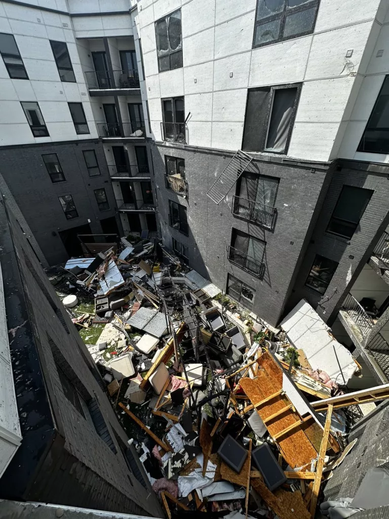 Una tormenta severa desencadenó un tornado devastador en la tarde de este viernes 17 de mayo en la zona de St. Louis, Missouri, dejando un saldo trágico de al menos cinco muertos y diez heridos, según informaron las autoridades locales. Este fenómeno meteorológico extremo forma parte de una serie de tornados y tormentas que han azotado el Medio Oeste y la región de los Grandes Lagos durante el viernes, originados por el mismo sistema que causó tormentas destructivas y tornados el día jueves.
