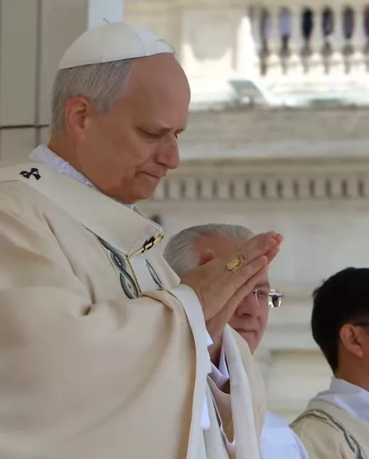 León XIV recibió este domingo, emocionado, el palio y el Anillo del Pescador, símbolos del poder pontificio, durante la misa de inicio de magisterio en la plaza de San Pedro del Vaticano ante numerosas autoridades y miles de fieles. El nuevo obispo de Roma, de 69 años, se mostró visiblemente emocionado durante la imposición del Anillo del Pescador, momento que quedó aliviado por el aplauso de los miles de fieles y autoridades presentes.