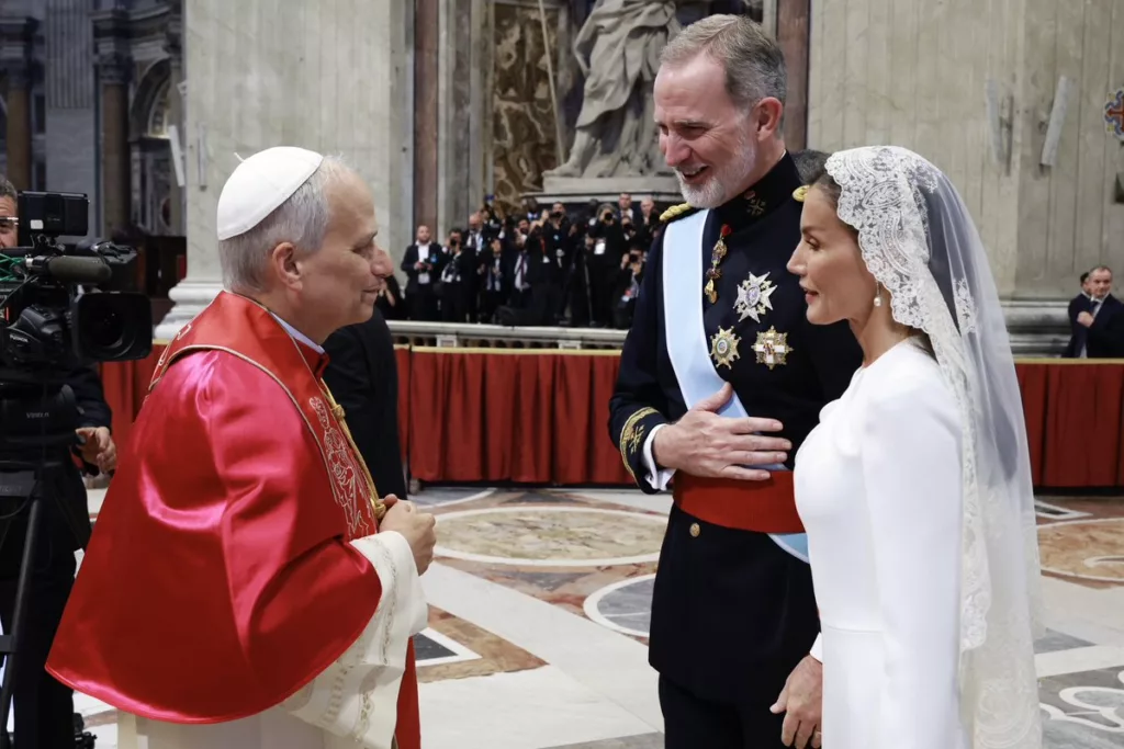 León XIV recibió este domingo, emocionado, el palio y el Anillo del Pescador, símbolos del poder pontificio, durante la misa de inicio de magisterio en la plaza de San Pedro del Vaticano ante numerosas autoridades y miles de fieles. El nuevo obispo de Roma, de 69 años, se mostró visiblemente emocionado durante la imposición del Anillo del Pescador, momento que quedó aliviado por el aplauso de los miles de fieles y autoridades presentes.