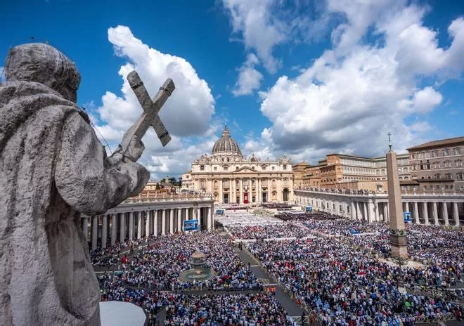 León XIV recibió este domingo, emocionado, el palio y el Anillo del Pescador, símbolos del poder pontificio, durante la misa de inicio de magisterio en la plaza de San Pedro del Vaticano ante numerosas autoridades y miles de fieles. El nuevo obispo de Roma, de 69 años, se mostró visiblemente emocionado durante la imposición del Anillo del Pescador, momento que quedó aliviado por el aplauso de los miles de fieles y autoridades presentes.