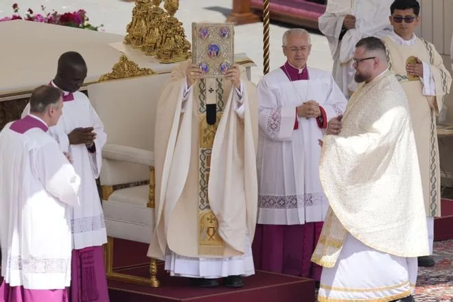 León XIV recibió este domingo, emocionado, el palio y el Anillo del Pescador, símbolos del poder pontificio, durante la misa de inicio de magisterio en la plaza de San Pedro del Vaticano ante numerosas autoridades y miles de fieles. El nuevo obispo de Roma, de 69 años, se mostró visiblemente emocionado durante la imposición del Anillo del Pescador, momento que quedó aliviado por el aplauso de los miles de fieles y autoridades presentes.