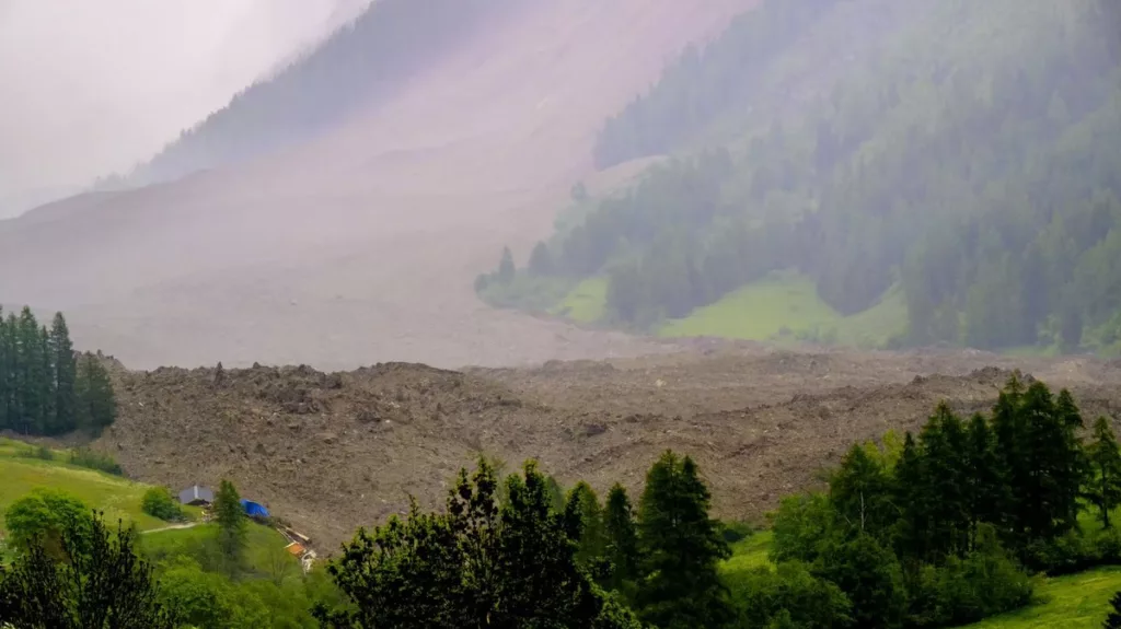 Este miércoles 28 de mayo ocurrió el colapso masivo de glaciar en Blatten, Valais Suiza donde más de 3,5 millones de m³ de hielo, roca y nieve se desprendieron del glaciar Birch, ejerciendo una presión de 9 millones de toneladas sobre el glaciar.