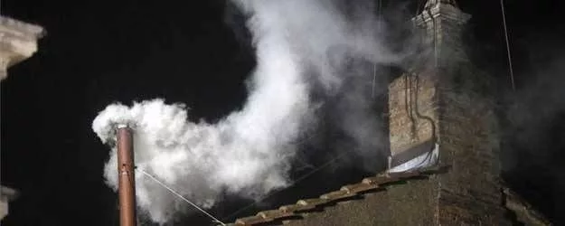 El Vaticano instaló este viernes 02 de abril la chimenea en la Capilla Sixtina, desde donde se anunciará si los cardenales de la Iglesia católica han elegido al sucesor del Papa Francisco