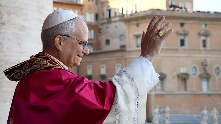 Primer Papa agustino, tiene casi 70 años. Eligió el nombre de León XIV.
