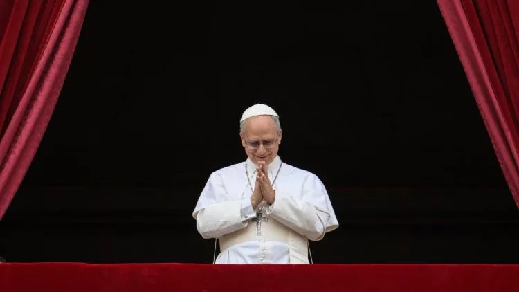 Papa León XIV reza el Regina Coeli desde el balcón de la Basílica de San Pedro
