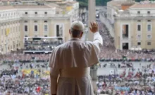 Papa León XIV reza el Regina Coeli desde el balcón de la Basílica de San Pedro
