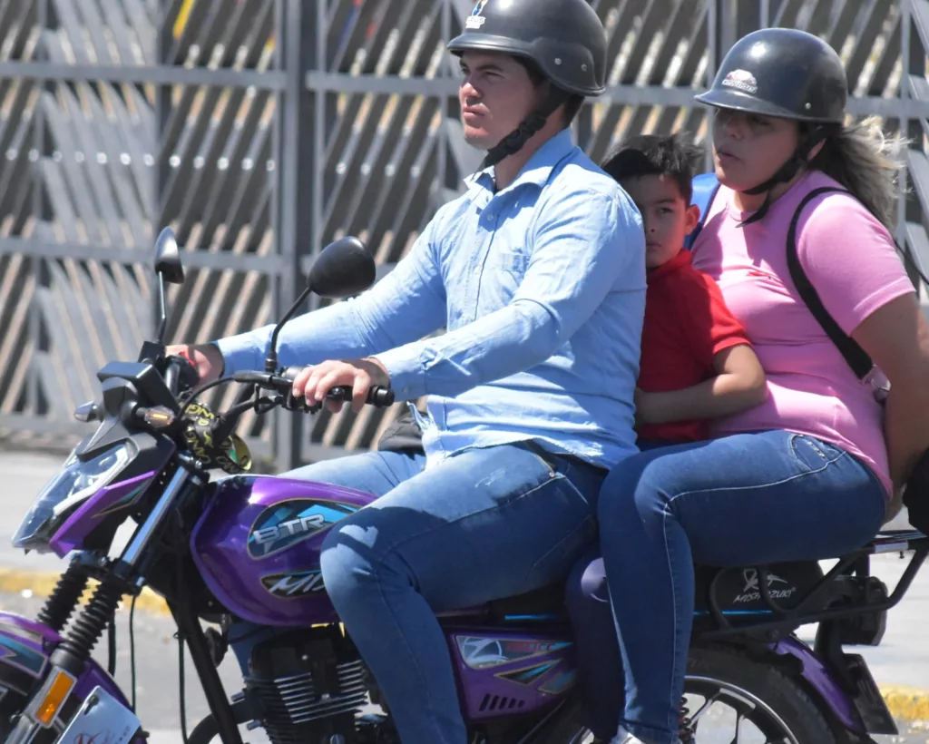 La creciente incidencia de accidentes de motocicleta ha generado una profunda preocupación entre los expertos en seguridad vial, quienes advierten que los niños y adolescentes son la población más susceptible a estos siniestros.