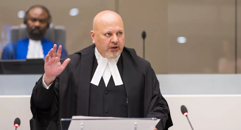 La Corte Penal Internacional (CPI), con sede en La Haya, se encuentra en una situación delicada luego de que El fiscal jefe de la CPI, Karim Khan, ha anunciado este viernes 16 de mayo, su decisión de tomar una licencia temporal del cargo. Esta medida se produce en respuesta a una investigación en curso por presuntas acusaciones de acoso sexual en su contra, según confirmó la propia oficina del fiscal tras informaciones de diversos medios de comunicación.