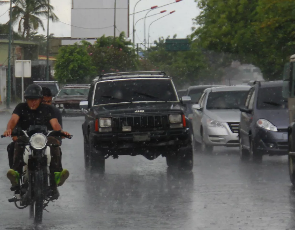 Mayo 2025 marca el comienzo oficial de la temporada de ondas tropicales en Venezuela, un periodo que se extenderá hasta el 30 de noviembre. El Instituto Nacional de Meteorología e Hidrología (Inameh) ha informado que se esperan aproximadamente 45 ondas tropicales transitando por el territorio nacional.