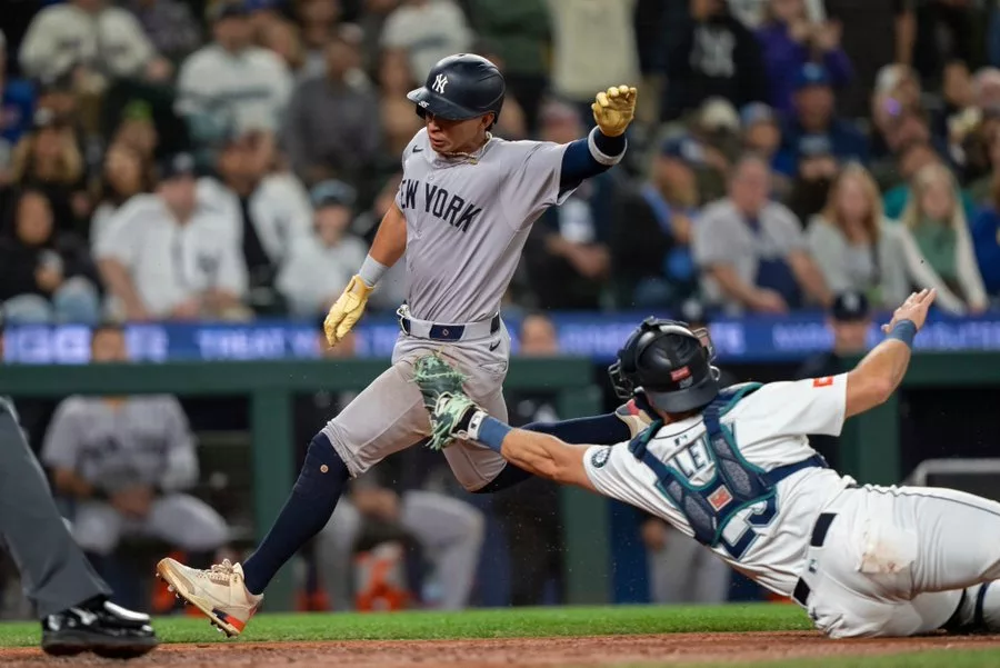 El Grandes Liga venezolano Oswaldo Cabrera tercera base de los Yankees sufrió una grave lesión en la pierna izquierda en la parte alta del noveno inning la noche de este lunes, durante el triunfo 11-5 del equipo sobre los Marineros en el T-Mobile Park.