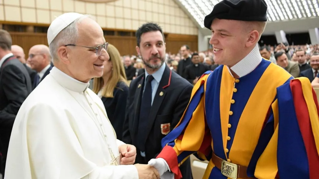 Papa León XIV y empleados del Vaticano
