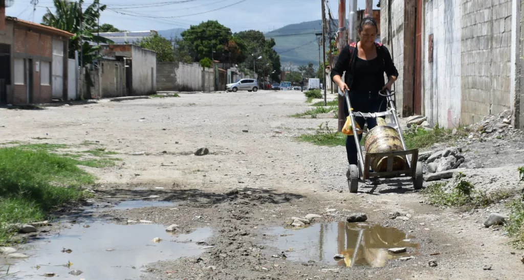 Ubicado al oeste de Barquisimeto, la comunidad de El Olivo III solicita a las autoridades que sean tomados en cuenta en los diversos planes de asfaltado comunales, así como en la limpieza del buco que drena toda el agua fluvial que proviene de San Francisco y Pueblo Nuevo hacia la quebrada de El Rotario.