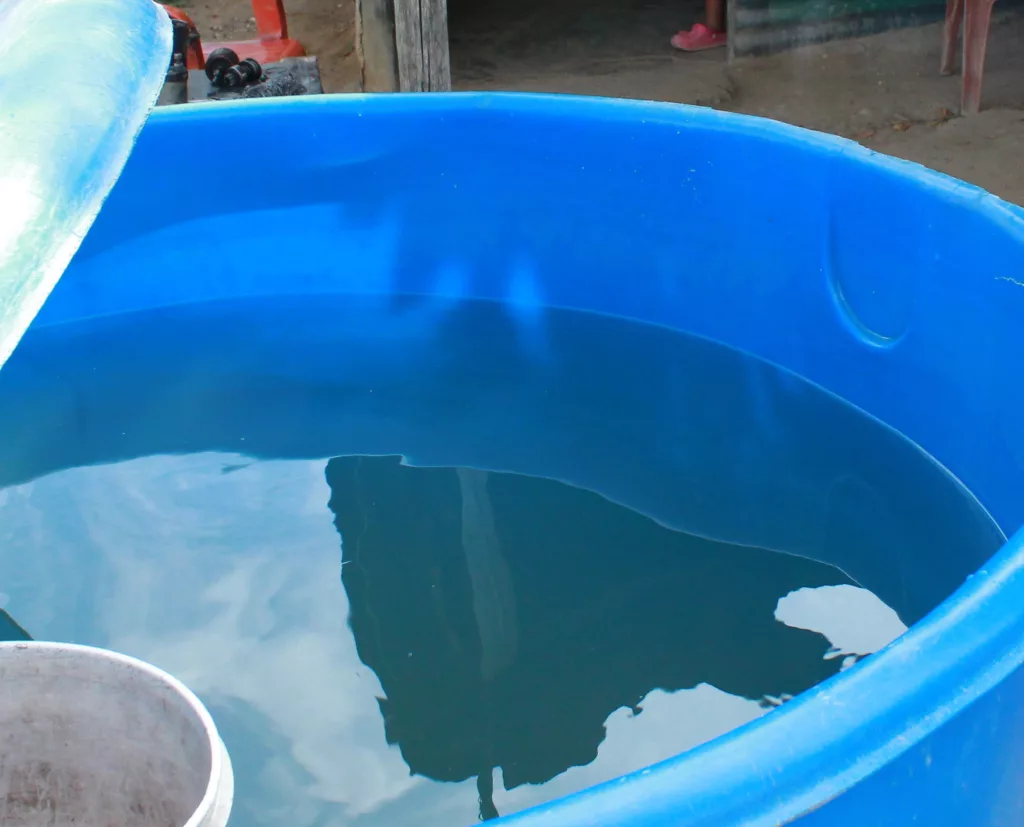 El agua que sale por las tuberías, en algunas viviendas de El Tocuyo en el municipio Morán, pareciera jugo de tamarindo por su color marrón. Habitantes han denunciado que desde hace al menos dos semanas están registrando este problema