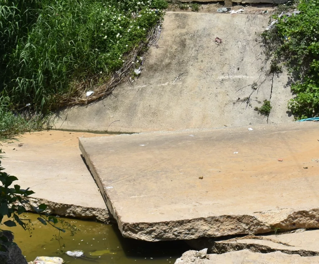 El desplome de varias placas de concreto del embaulado del Dren X, a la altura de la carrera 5 con calle 6 de Santa Isabel, obstruye el paso de aguas residuales y ocasiona el choque de sedimentos o ramas durante las lluvias, propiciando el riesgo de inundaciones. Los vecinos indican que afecta a alrededor de 20 familias, pero directamente a ocho que se encuentran al borde, por lo que piden que el plan de limpieza de quebradas retire esas pesadas planchas a la brevedad posible.