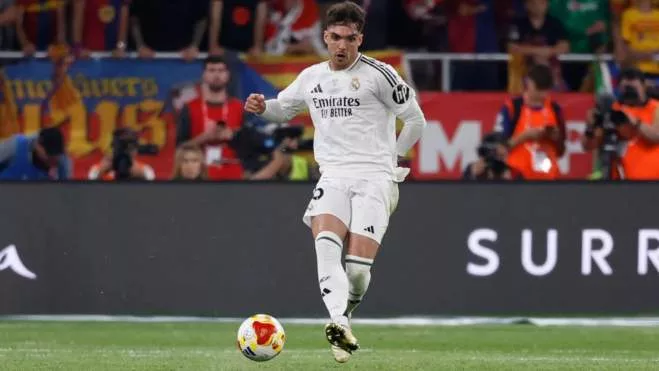 El Juzgado de Instrucción número 3 de San Bartolomé de Tirajana (Gran Canaria) ha dictado auto de procesamiento formal contra el actual defensa del Real Madrid, Raúl Asencio, y sus excompañeros de las categorías inferiores del club blanco, Andrés García, Ferrán Ruiz y Juan Rodríguez. La decisión judicial se basa en la presunta grabación y difusión sin consentimiento de imágenes de contenido sexual de dos mujeres, una de ellas menor de edad en el momento de los hechos.