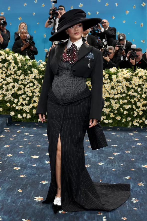 Rihanna convirtió su cuerpo en una declaración de moda, maternidad y performance en una sola imagen impactante.