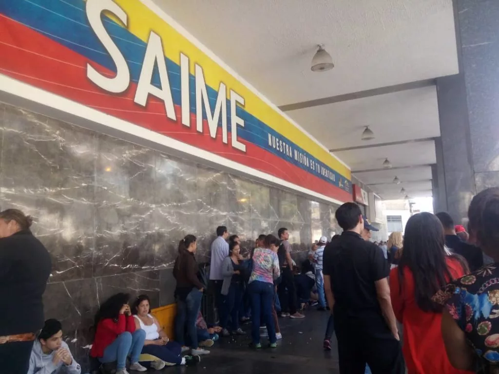 El gobierno del presidente Nicolás Maduro ha anunciado la extensión por dos semanas adicionales de la reducción de la jornada laboral en las instituciones públicas de Venezuela. Esta medida, según la vicepresidenta ejecutiva Delcy Rodríguez, busca mitigar los efectos de la creciente crisis climática que afecta al país.