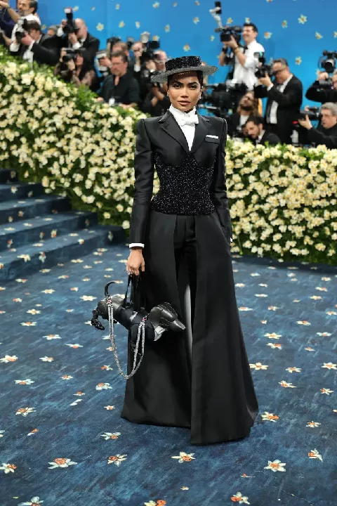 El look fue una declaración de estilo audaz y emotiva, fusionando tradición, modernidad y significado personal.