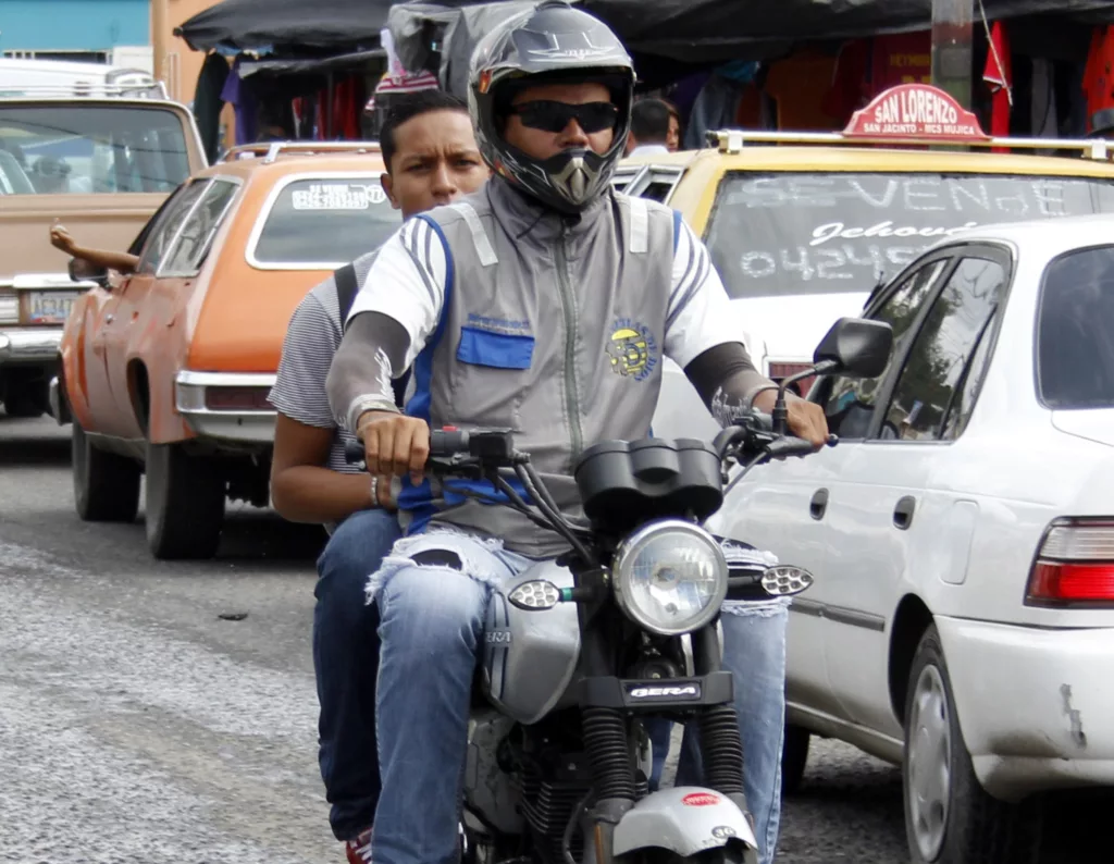 La creciente incidencia de accidentes de motocicleta ha generado una profunda preocupación entre los expertos en seguridad vial, quienes advierten que los niños y adolescentes son la población más susceptible a estos siniestros.