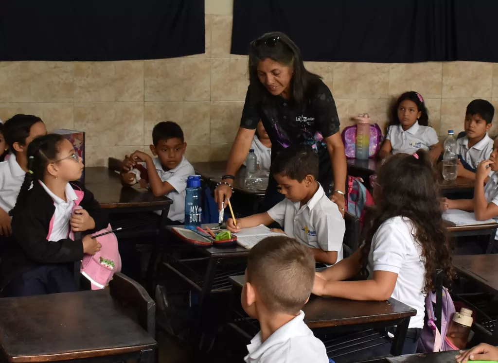 La violencia del acoso escolar deja heridas profundas en la niñez, ya que afecta la salud mental y emocional, causa baja autoestima y conlleva a crecer como un adulto dependiente e inseguro en lo sentimental o laboral.