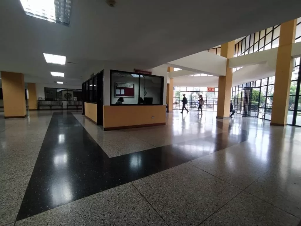 Con el propósito de formar profesionales que puedan enfrentar un mundo globalizado, varias universidades de Lara mantienen programas de movilidad universitaria internacional para ampliar la visión de conocimientos de sus estudiantes, enriquecer el intercambio cultural, facilitar el aprendizaje de nuevos idiomas y fomentar redes de colaboración